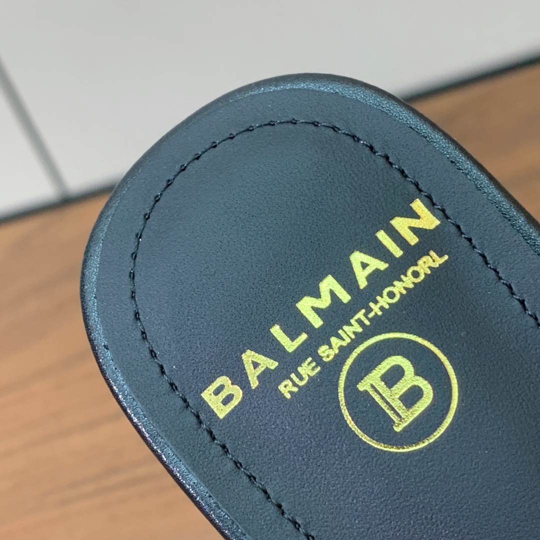 【Bal*ain】水台别针拖鞋。愈发別致出众，无敌气场、无敌好看。鞋面牛皮➕原版开模金属扣➕原版鞋跟  