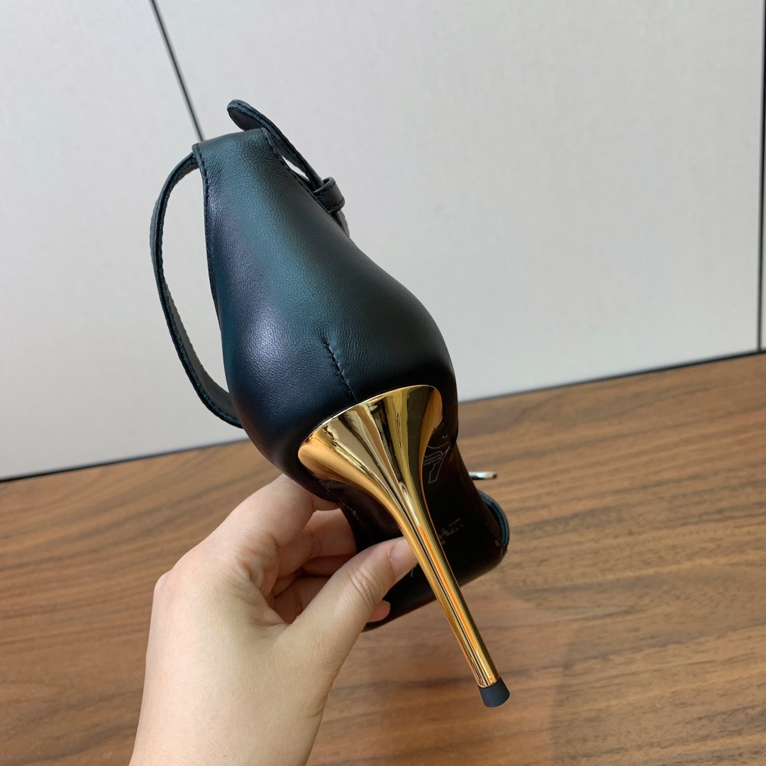 【Bal*ain】别针高跟凉鞋。愈发別致出众，无敌气场、无敌好看。鞋面牛皮，牛仔布。牛皮垫脚。真皮大底。