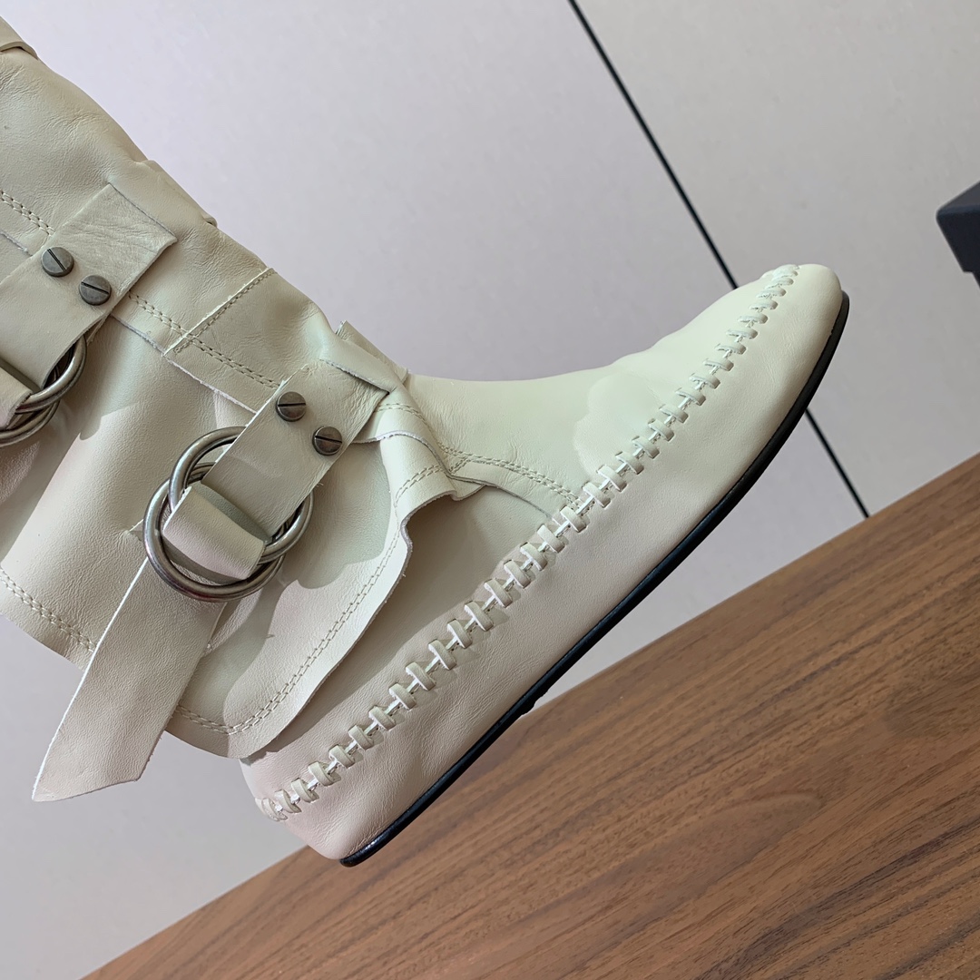 【Ann Demeulemeester】骑士靴。挑战传统，注入现代元素，骑士靴焕发出独特的魅力。暗黑纳帕