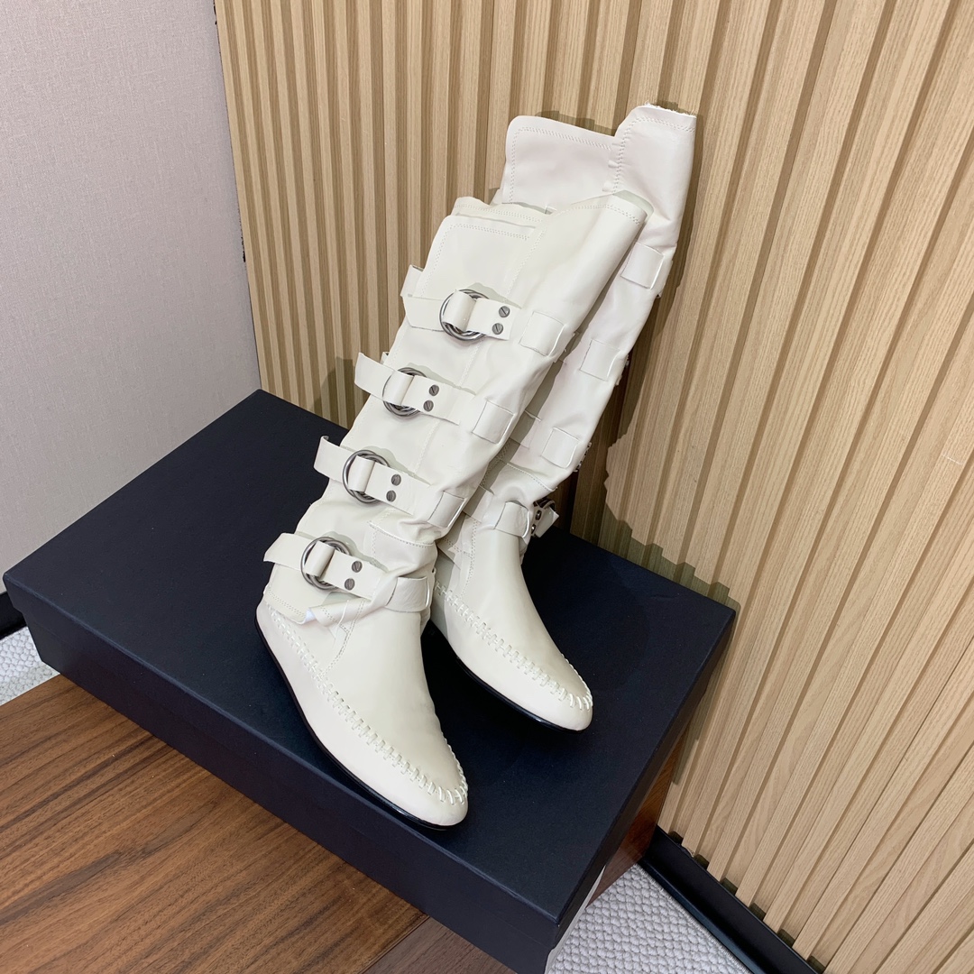 【Ann Demeulemeester】骑士靴。挑战传统，注入现代元素，骑士靴焕发出独特的魅力。暗黑纳帕