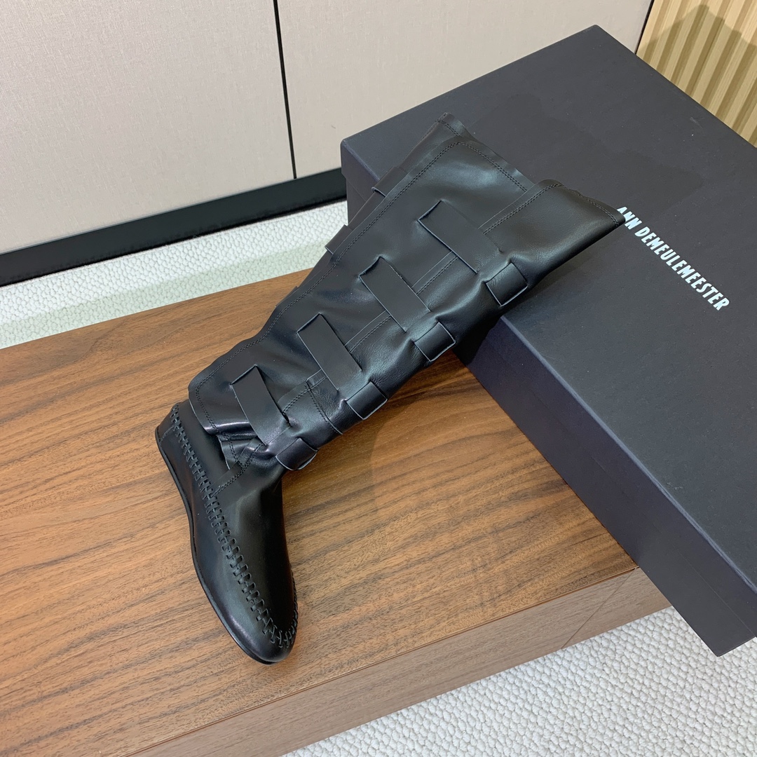 【Ann Demeulemeester】骑士靴。挑战传统，注入现代元素，骑士靴焕发出独特的魅力。暗黑纳帕