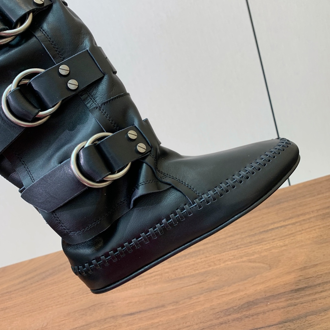 【Ann Demeulemeester】骑士靴。挑战传统，注入现代元素，骑士靴焕发出独特的魅力。暗黑纳帕
