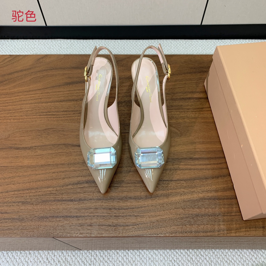 【Gianvit* Ross*】钻扣后空凉鞋。打造优雅女人味，优雅的基础上，也更加年轻时髦，以鲜艳的颜色