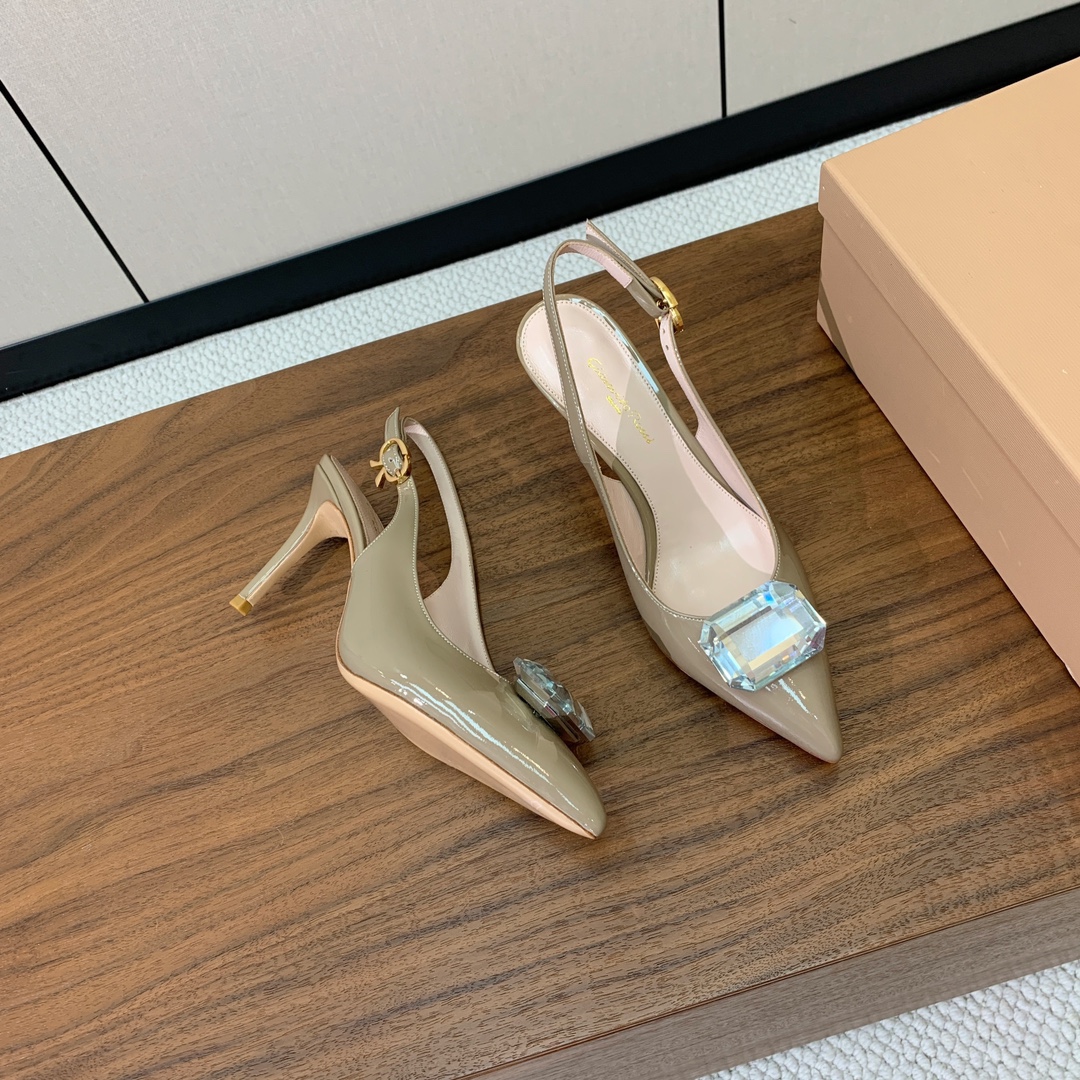 【Gianvit* Ross*】钻扣后空凉鞋。打造优雅女人味，优雅的基础上，也更加年轻时髦，以鲜艳的颜色