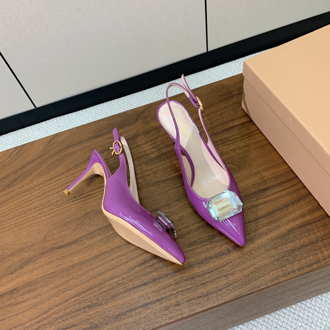 【Gianvit* Ross*】钻扣后空凉鞋。打造优雅女人味，优雅的基础上，也更加年轻时髦，以鲜艳的颜色