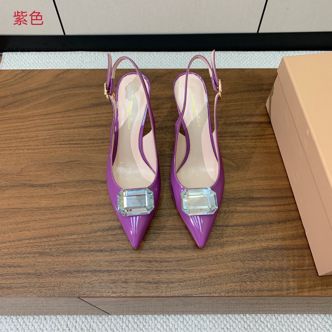 【Gianvit* Ross*】钻扣后空凉鞋。打造优雅女人味，优雅的基础上，也更加年轻时髦，以鲜艳的颜色