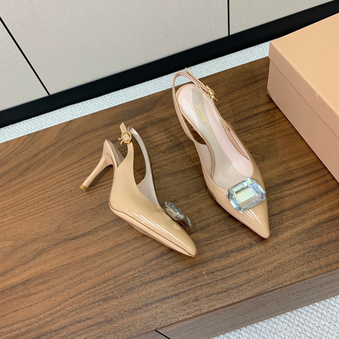 【Gianvit* Ross*】钻扣后空凉鞋。打造优雅女人味，优雅的基础上，也更加年轻时髦，以鲜艳的颜色