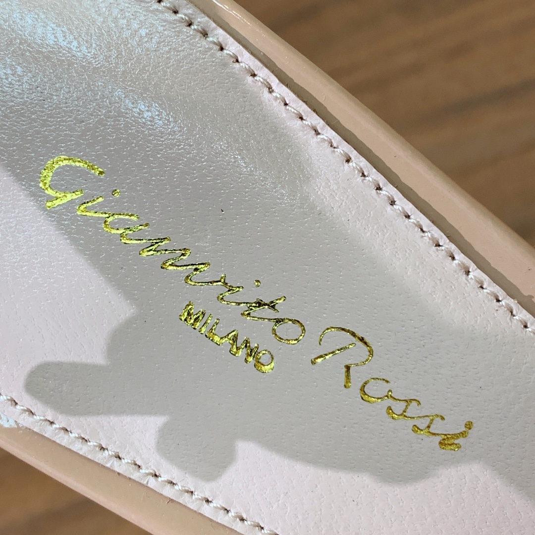 【Gianvit* Ross*】钻扣后空凉鞋。打造优雅女人味，优雅的基础上，也更加年轻时髦，以鲜艳的颜色