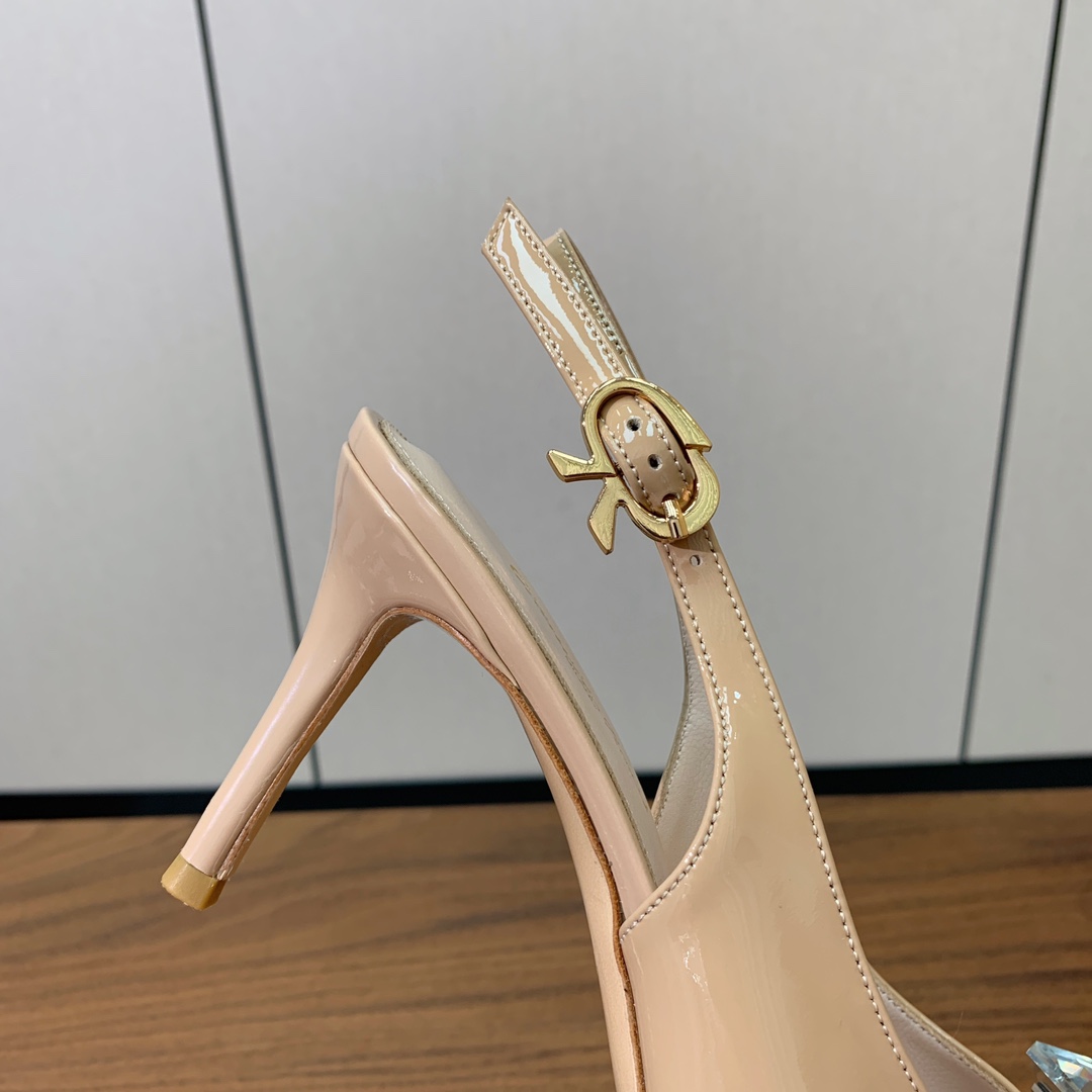 【Gianvit* Ross*】钻扣后空凉鞋。打造优雅女人味，优雅的基础上，也更加年轻时髦，以鲜艳的颜色