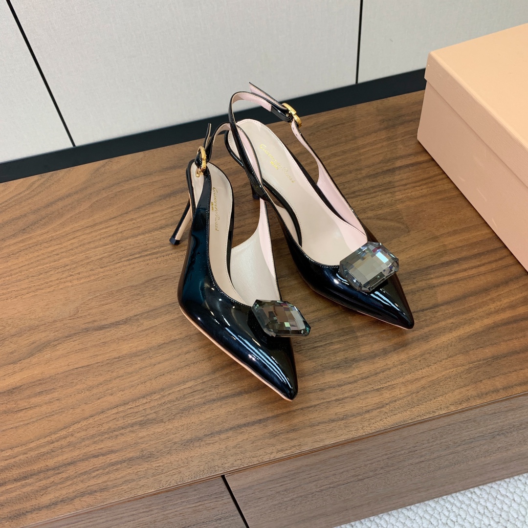 【Gianvit* Ross*】钻扣后空凉鞋。打造优雅女人味，优雅的基础上，也更加年轻时髦，以鲜艳的颜色