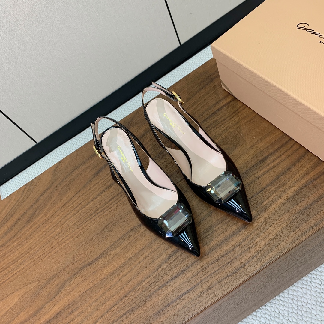 【Gianvit* Ross*】钻扣后空凉鞋。打造优雅女人味，优雅的基础上，也更加年轻时髦，以鲜艳的颜色
