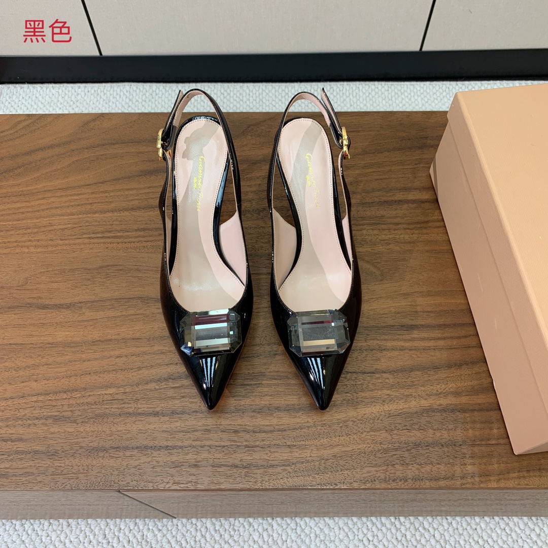【Gianvit* Ross*】钻扣后空凉鞋。打造优雅女人味，优雅的基础上，也更加年轻时髦，以鲜艳的颜色