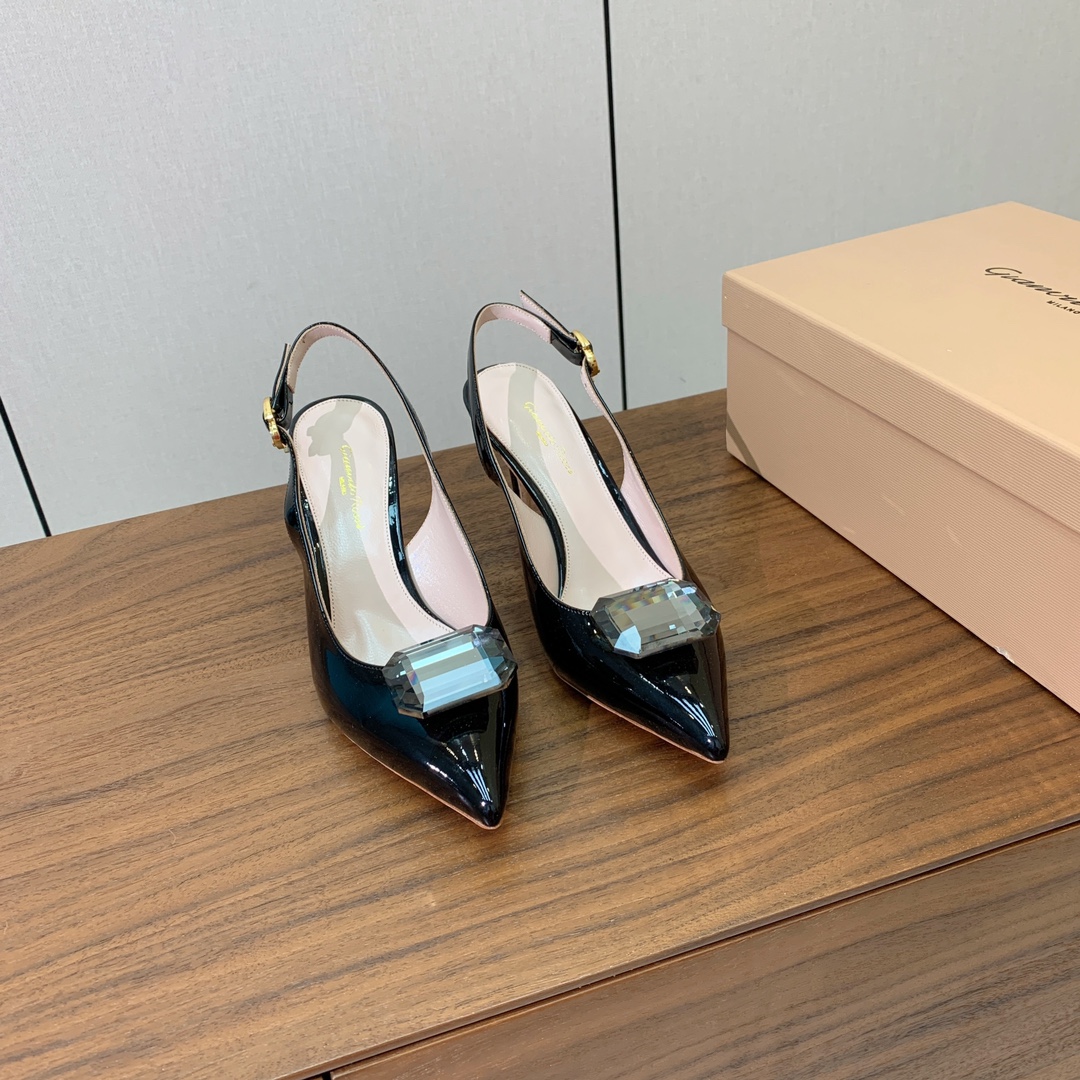 【Gianvit* Ross*】钻扣后空凉鞋。打造优雅女人味，优雅的基础上，也更加年轻时髦，以鲜艳的颜色