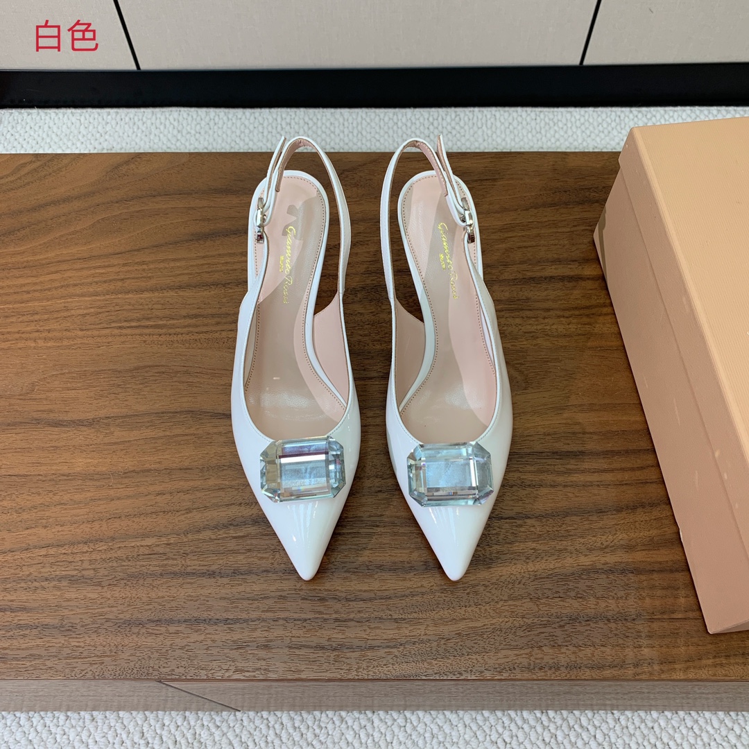 【Gianvit* Ross*】钻扣后空凉鞋。打造优雅女人味，优雅的基础上，也更加年轻时髦，以鲜艳的颜色