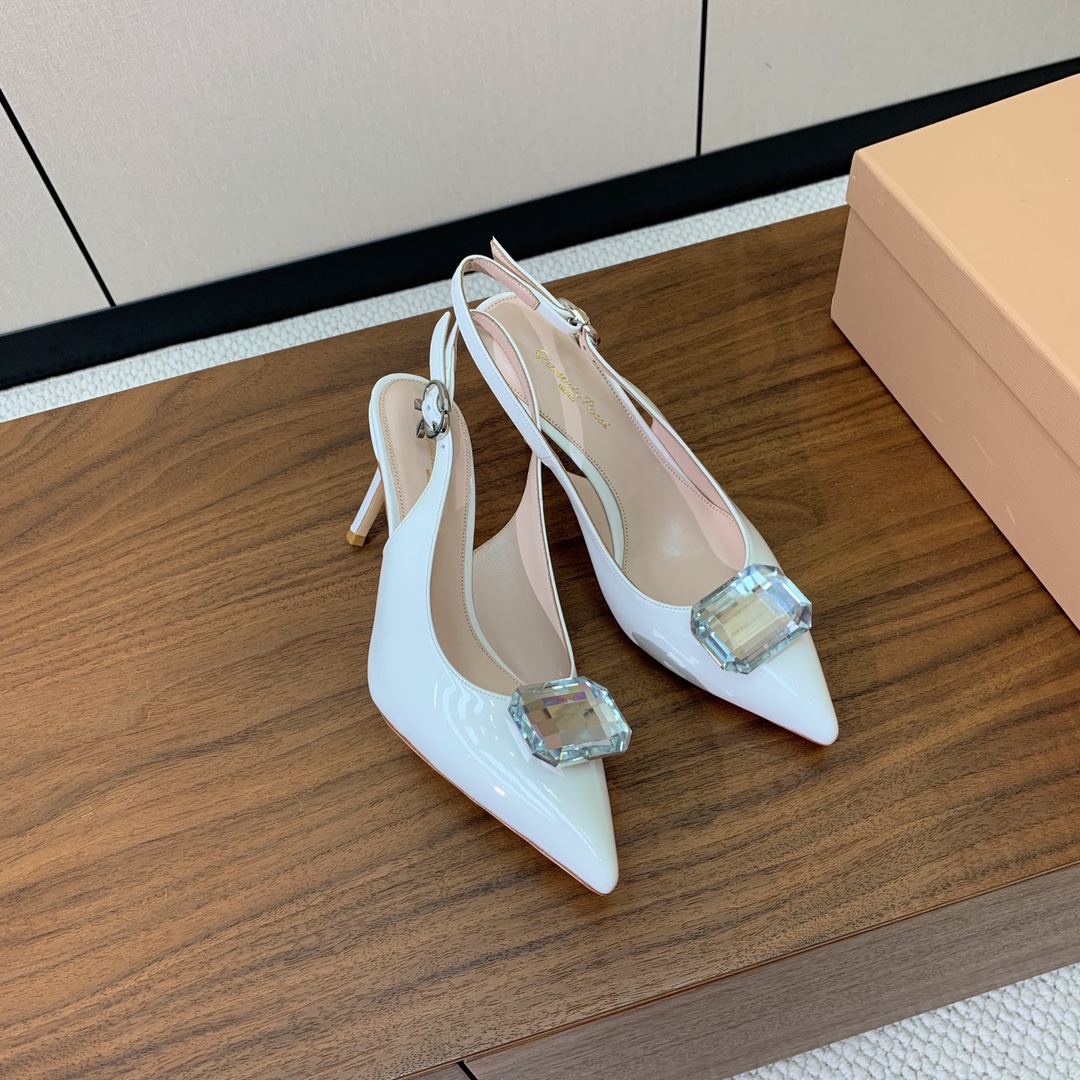 【Gianvit* Ross*】钻扣后空凉鞋。打造优雅女人味，优雅的基础上，也更加年轻时髦，以鲜艳的颜色