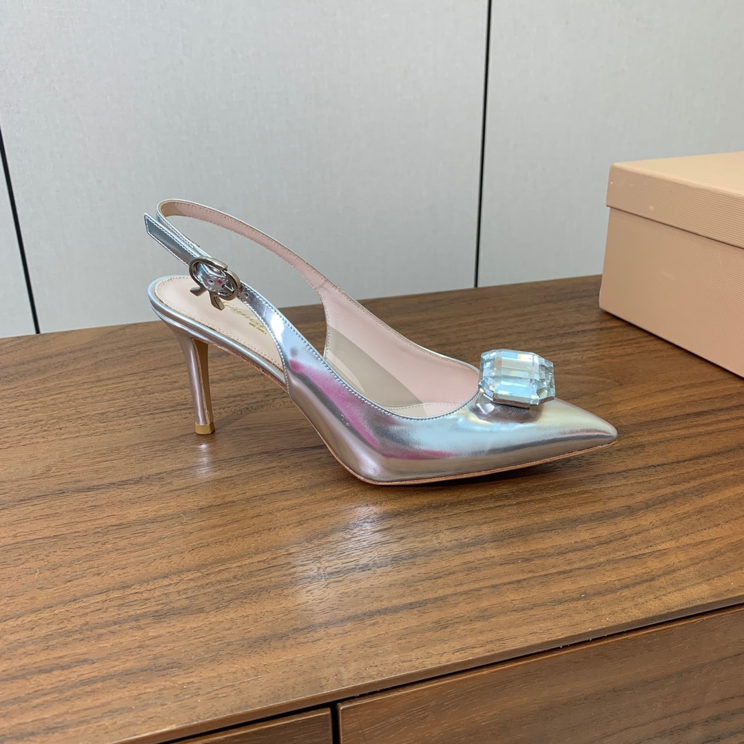 【Gianvit* Ross*】钻扣后空凉鞋。打造优雅女人味，优雅的基础上，也更加年轻时髦，以鲜艳的颜色