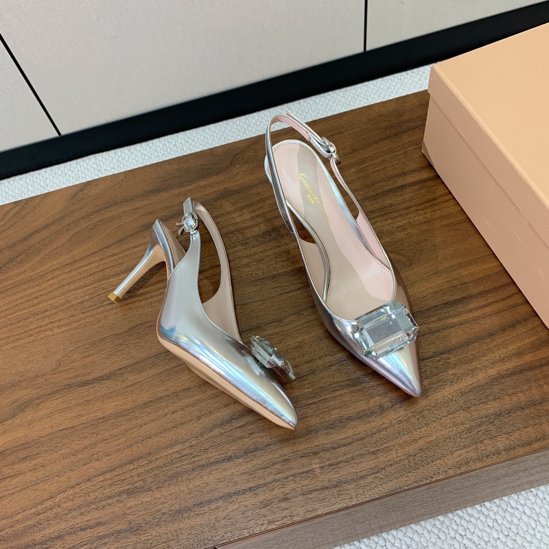 【Gianvit* Ross*】钻扣后空凉鞋。打造优雅女人味，优雅的基础上，也更加年轻时髦，以鲜艳的颜色