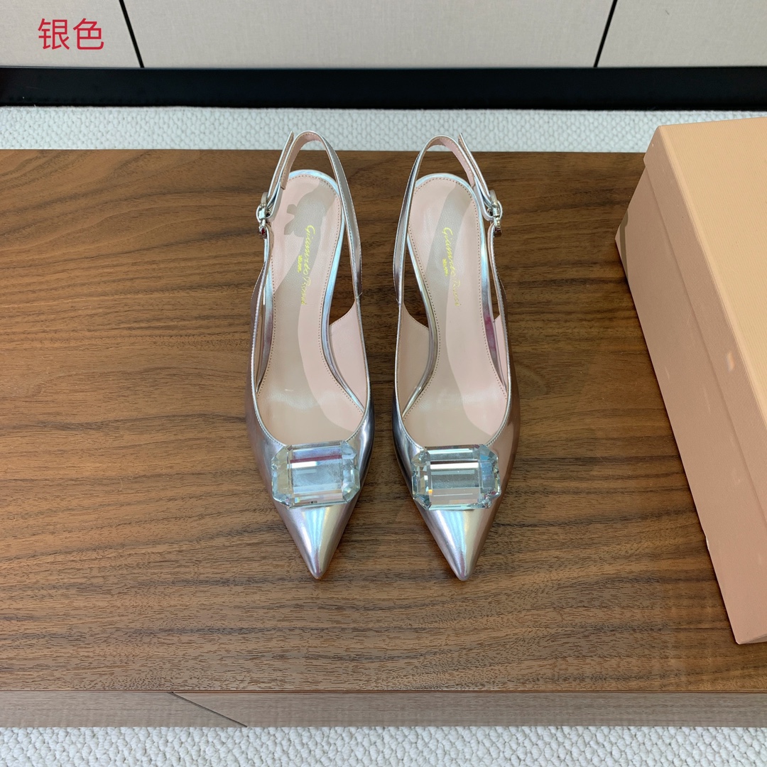 【Gianvit* Ross*】钻扣后空凉鞋。打造优雅女人味，优雅的基础上，也更加年轻时髦，以鲜艳的颜色