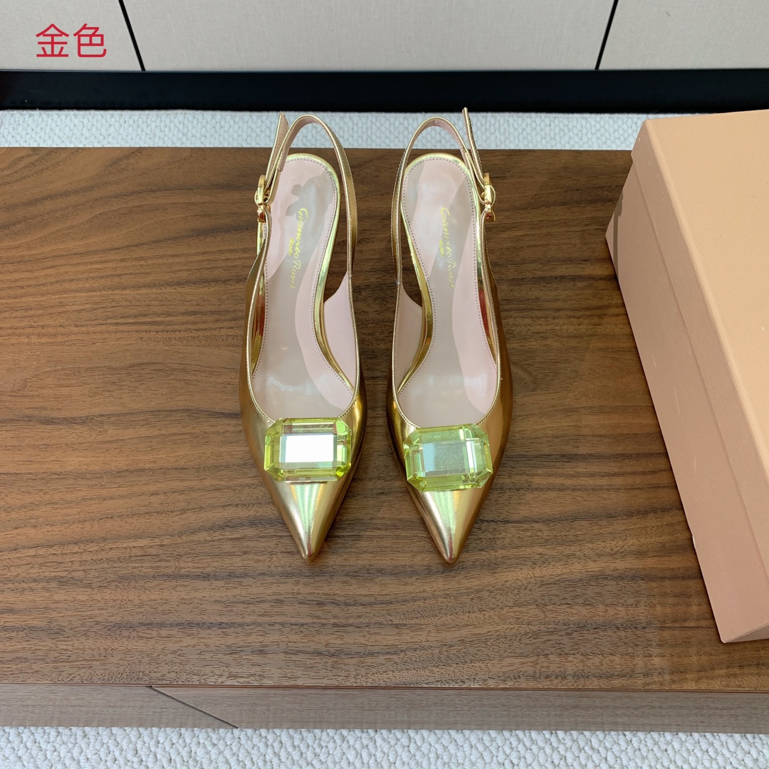 【Gianvit* Ross*】钻扣后空凉鞋。打造优雅女人味，优雅的基础上，也更加年轻时髦，以鲜艳的颜色