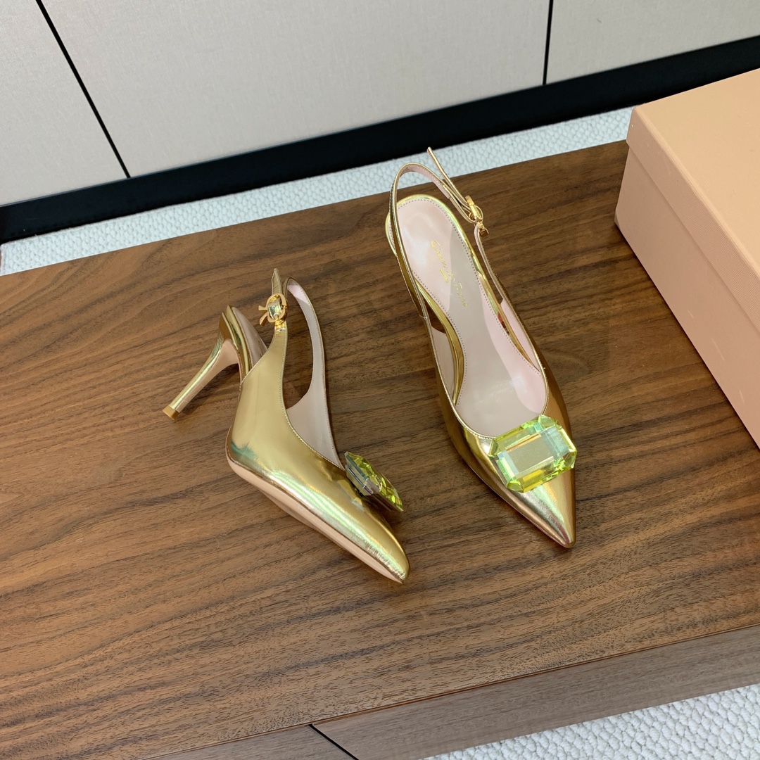 【Gianvit* Ross*】钻扣后空凉鞋。打造优雅女人味，优雅的基础上，也更加年轻时髦，以鲜艳的颜色