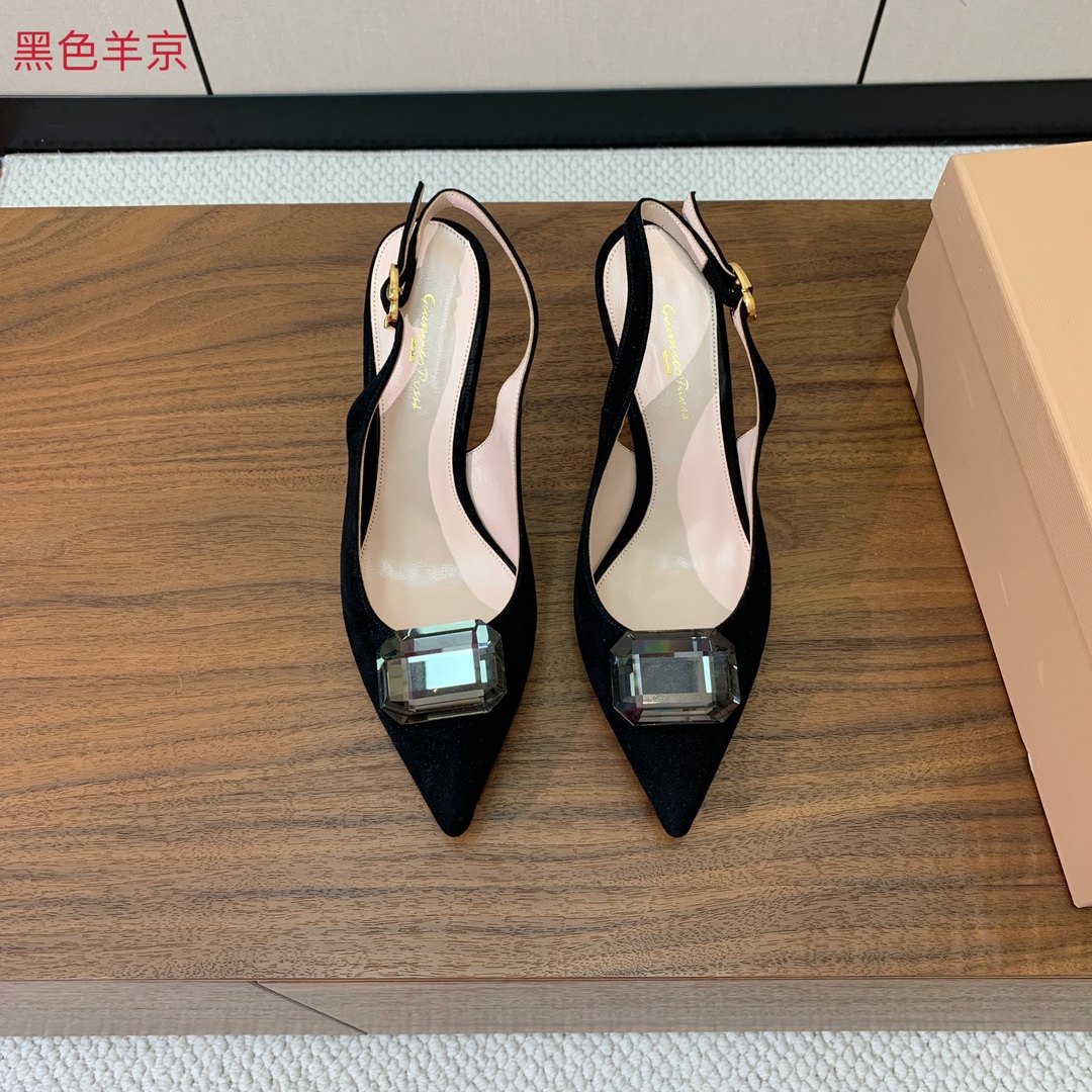 【Gianvit* Ross*】钻扣后空凉鞋。打造优雅女人味，优雅的基础上，也更加年轻时髦，以鲜艳的颜色
