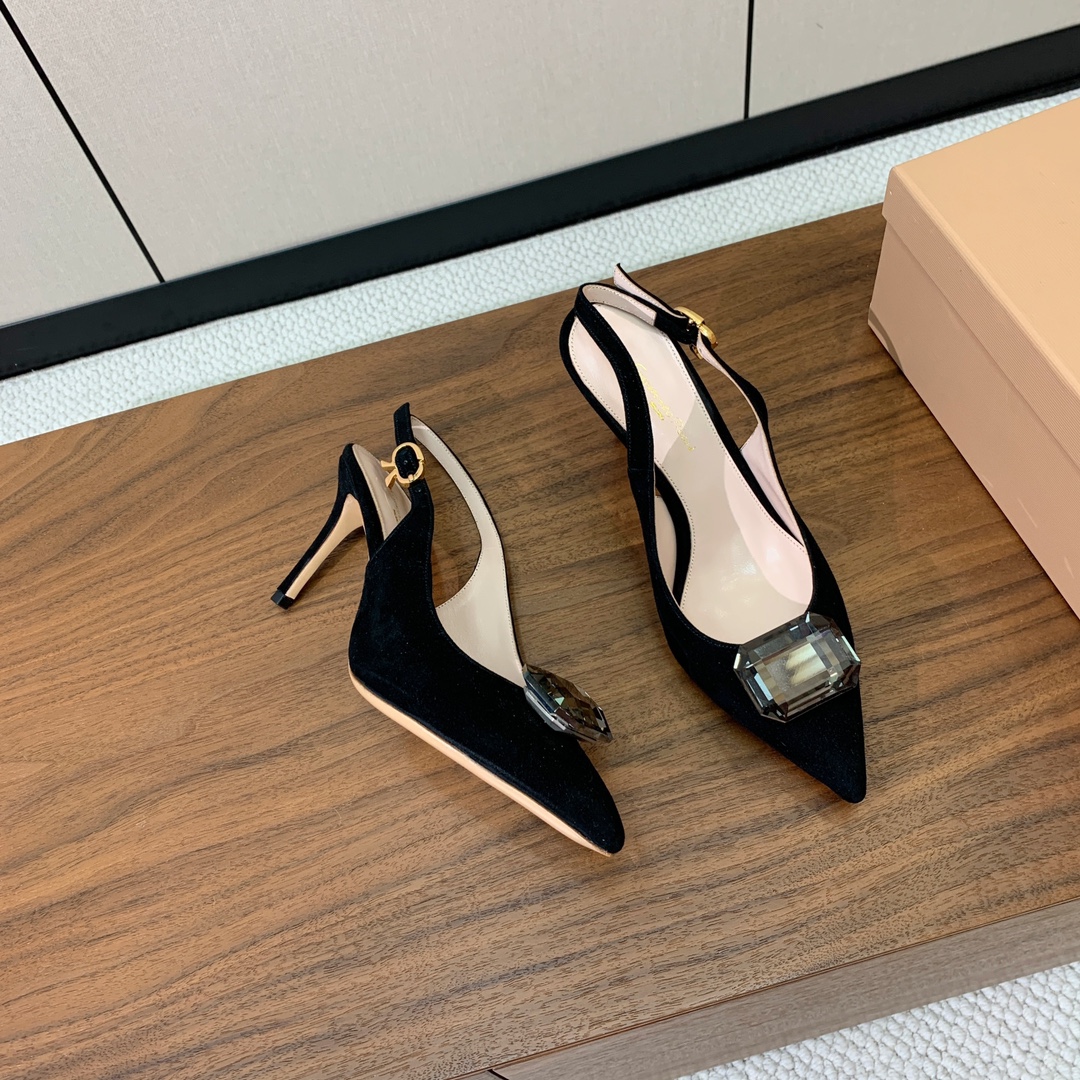 【Gianvit* Ross*】钻扣后空凉鞋。打造优雅女人味，优雅的基础上，也更加年轻时髦，以鲜艳的颜色
