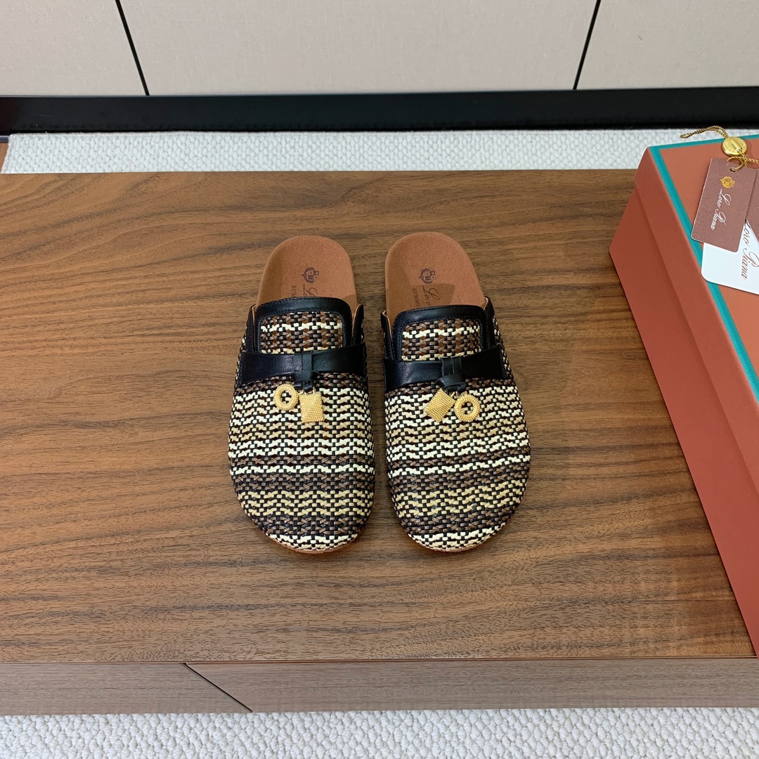 【Loro piana】勃肯拖鞋。极简的设计吸睛耐看，软乎乎的脚感质感出众。日常通行久穿不累哦。透气编织