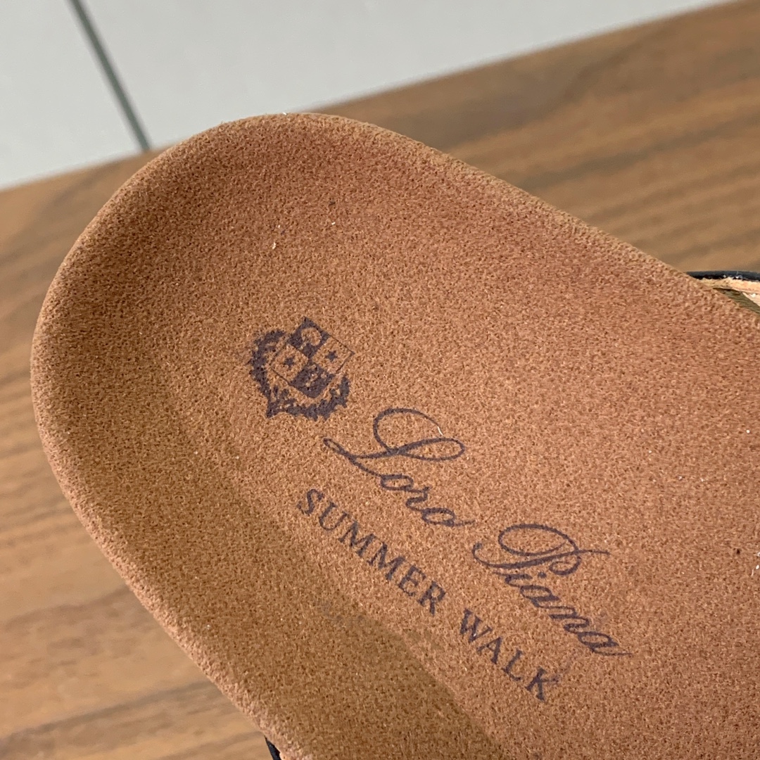 【Loro piana】勃肯拖鞋。极简的设计吸睛耐看，软乎乎的脚感质感出众。日常通行久穿不累哦。透气编织