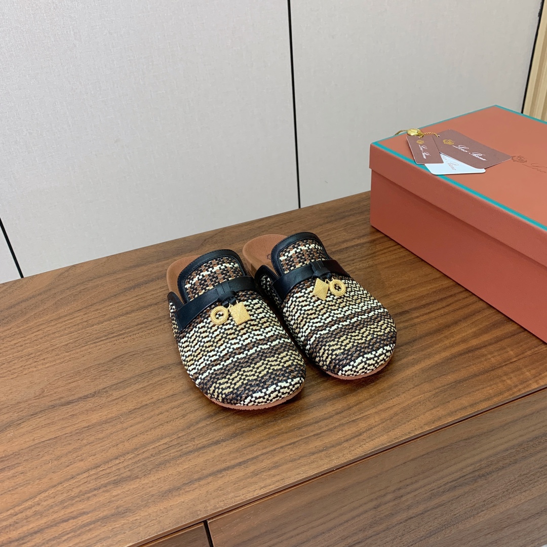 【Loro piana】勃肯拖鞋。极简的设计吸睛耐看，软乎乎的脚感质感出众。日常通行久穿不累哦。透气编织