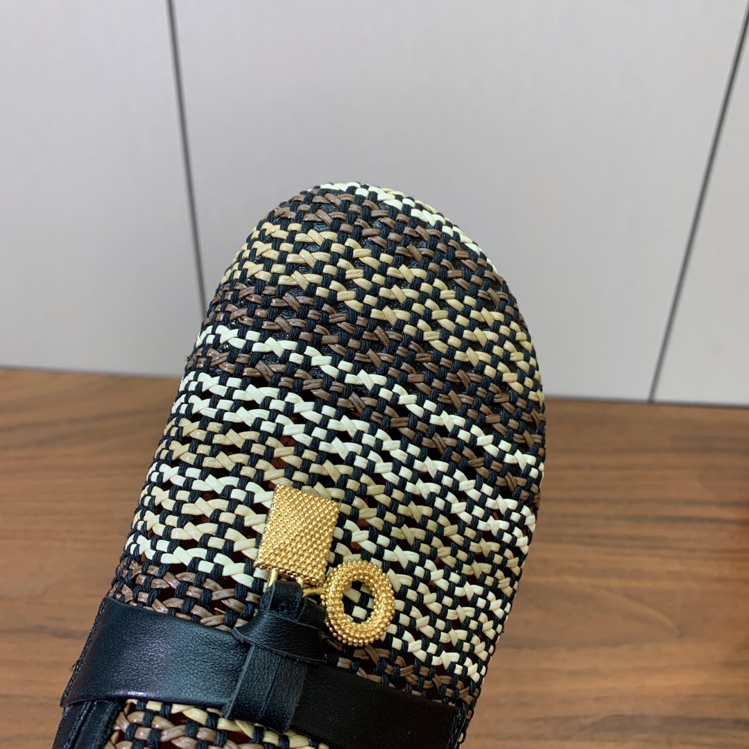 【Loro piana】勃肯拖鞋。极简的设计吸睛耐看，软乎乎的脚感质感出众。日常通行久穿不累哦。透气编织