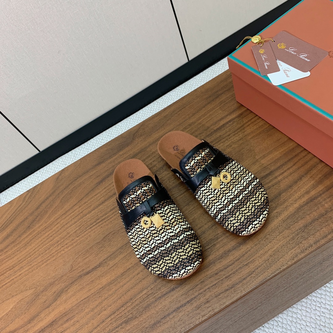 【Loro piana】勃肯拖鞋。极简的设计吸睛耐看，软乎乎的脚感质感出众。日常通行久穿不累哦。透气编织