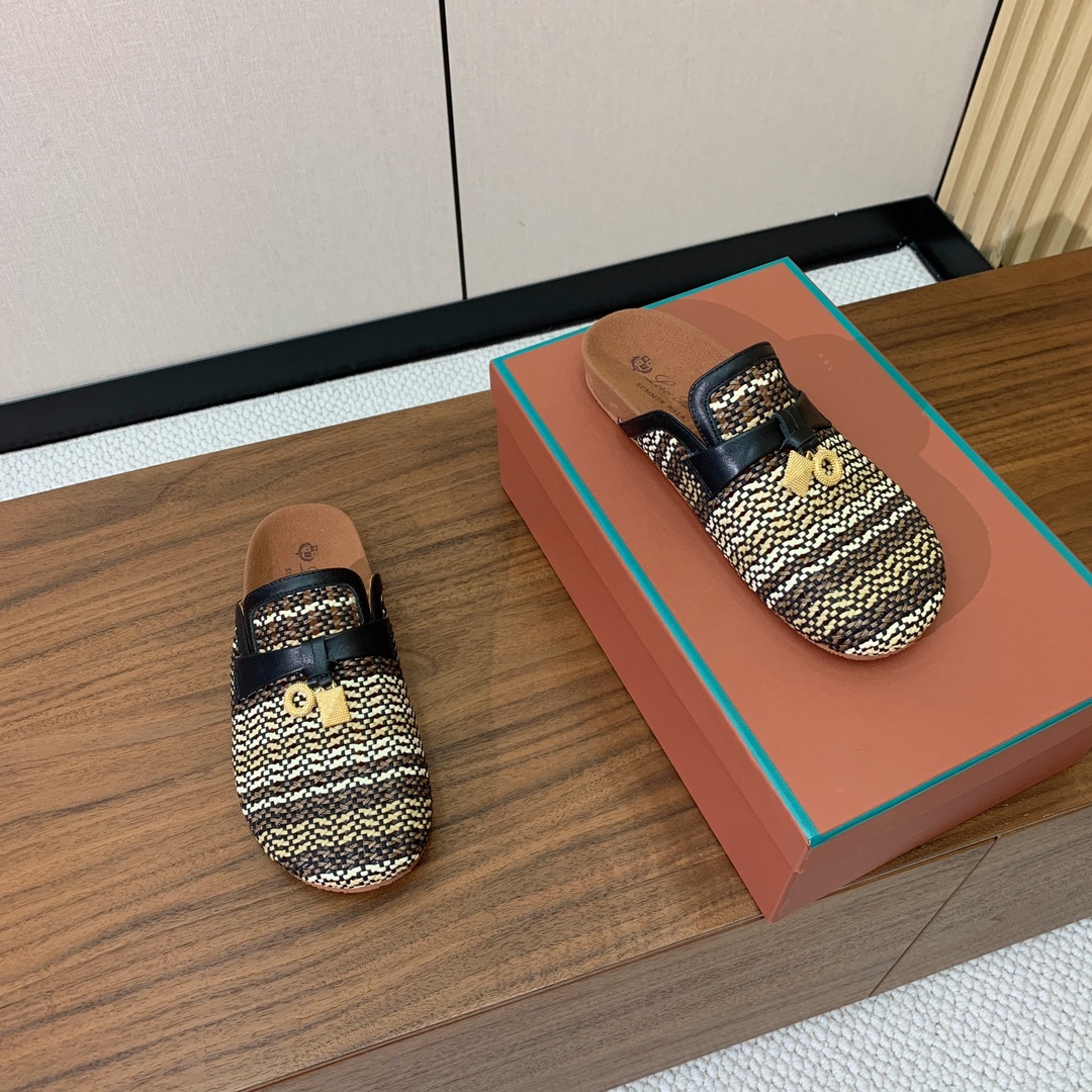 【Loro piana】勃肯拖鞋。极简的设计吸睛耐看，软乎乎的脚感质感出众。日常通行久穿不累哦。透气编织