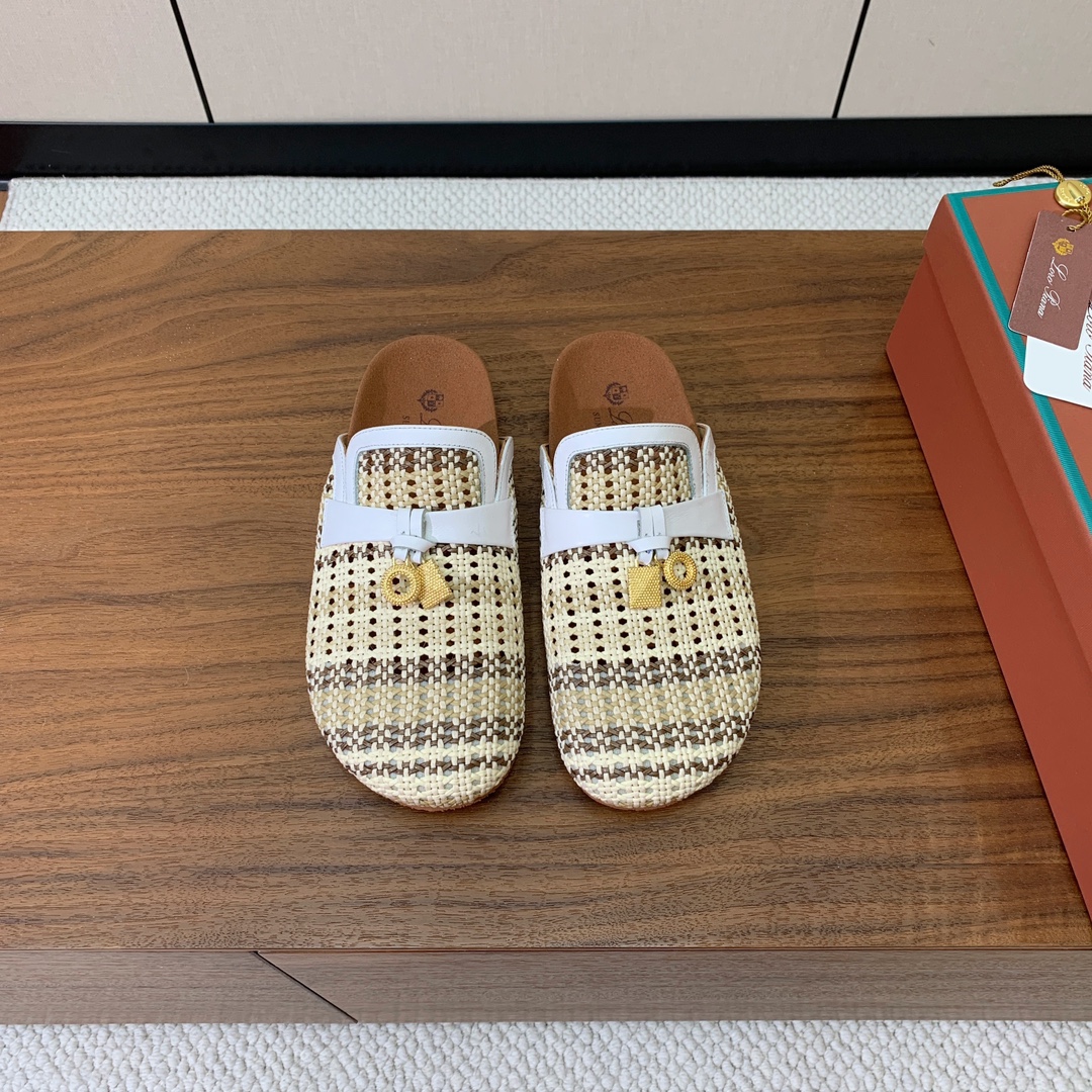 【Loro piana】勃肯拖鞋。极简的设计吸睛耐看，软乎乎的脚感质感出众。日常通行久穿不累哦。透气编织