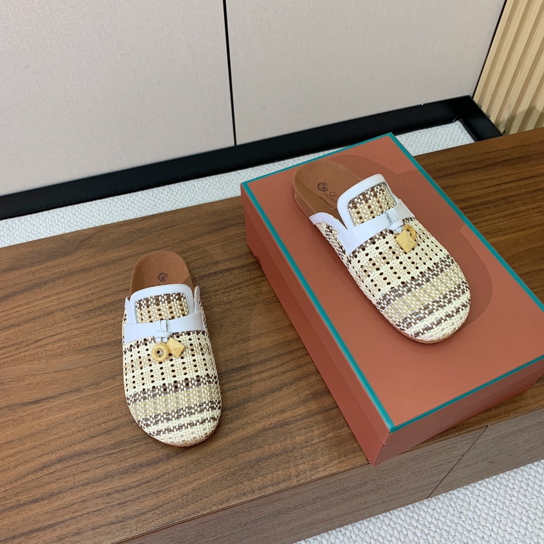 【Loro piana】勃肯拖鞋。极简的设计吸睛耐看，软乎乎的脚感质感出众。日常通行久穿不累哦。透气编织