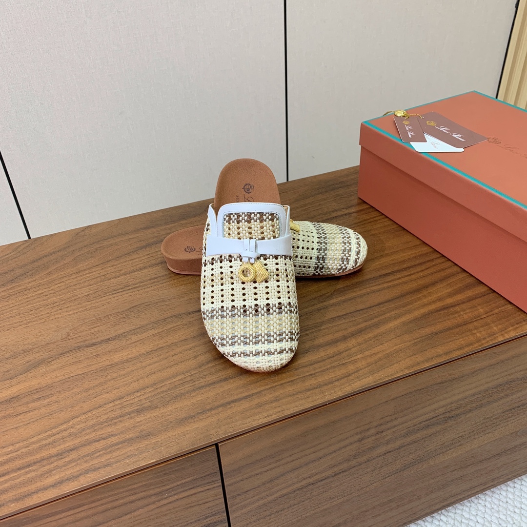 【Loro piana】勃肯拖鞋。极简的设计吸睛耐看，软乎乎的脚感质感出众。日常通行久穿不累哦。透气编织