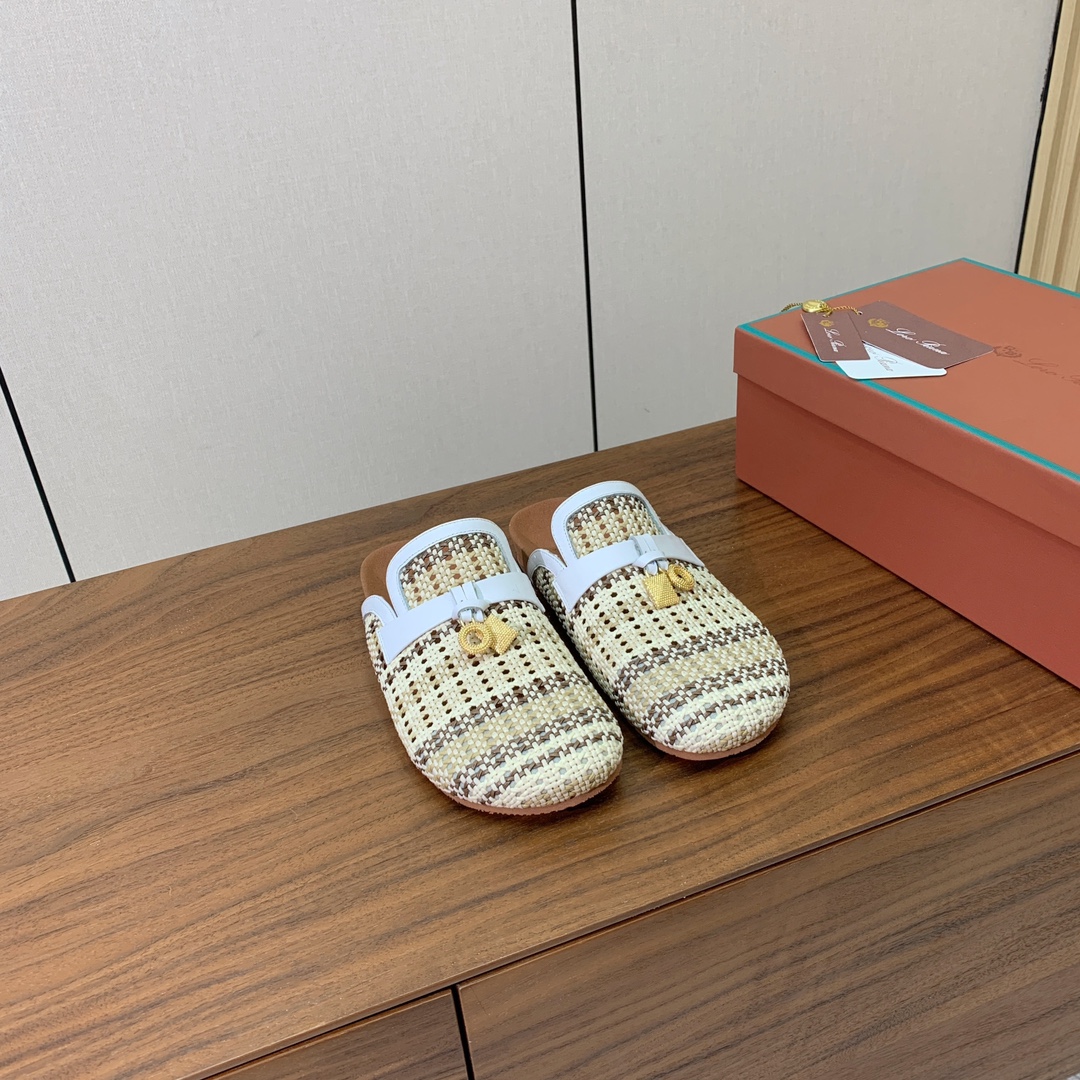 【Loro piana】勃肯拖鞋。极简的设计吸睛耐看，软乎乎的脚感质感出众。日常通行久穿不累哦。透气编织