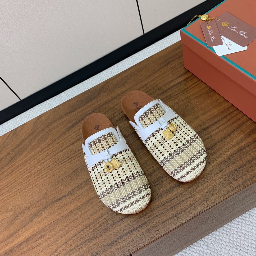 【Loro piana】勃肯拖鞋。极简的设计吸睛耐看，软乎乎的脚感质感出众。日常通行久穿不累哦。透气编织