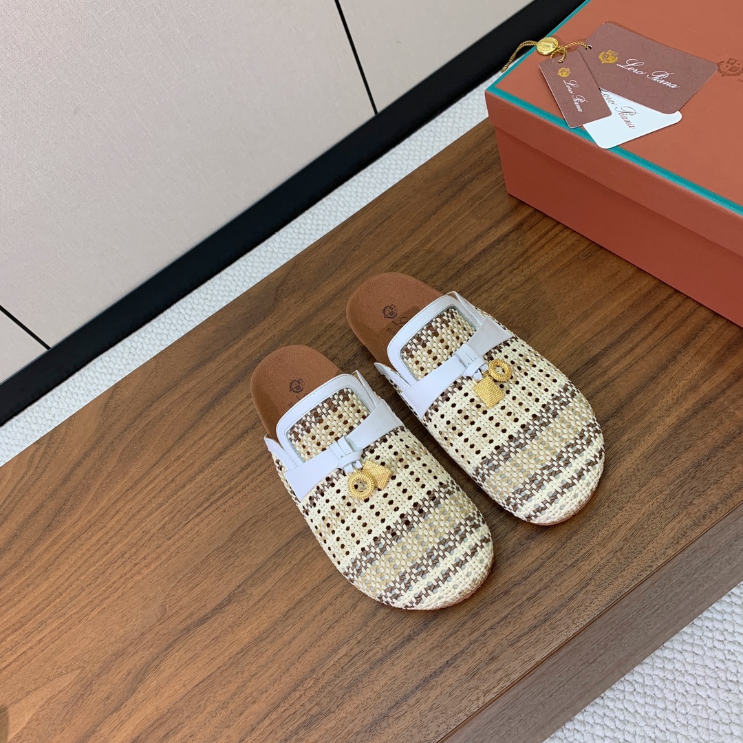 【Loro piana】勃肯拖鞋。极简的设计吸睛耐看，软乎乎的脚感质感出众。日常通行久穿不累哦。透气编织