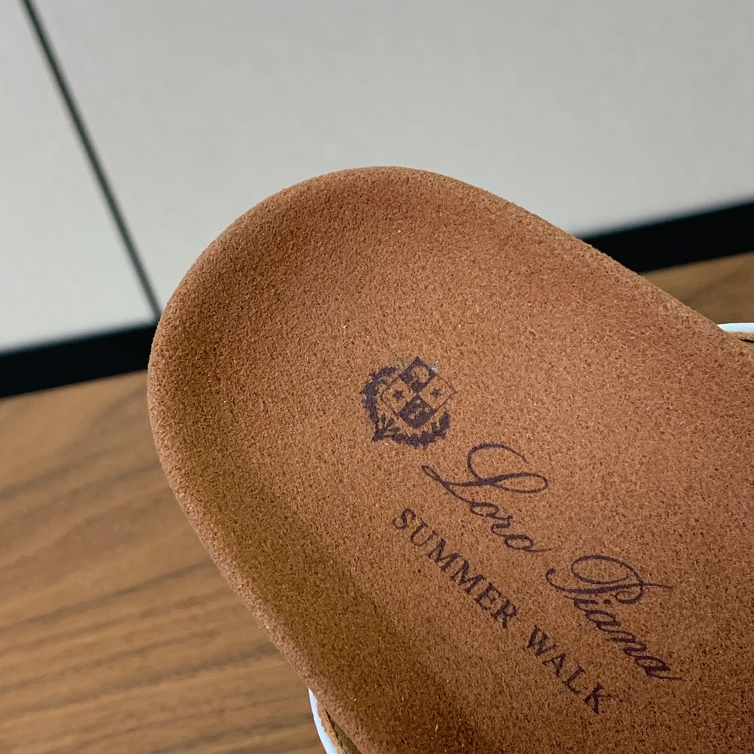 【Loro piana】勃肯拖鞋。极简的设计吸睛耐看，软乎乎的脚感质感出众。日常通行久穿不累哦。透气编织