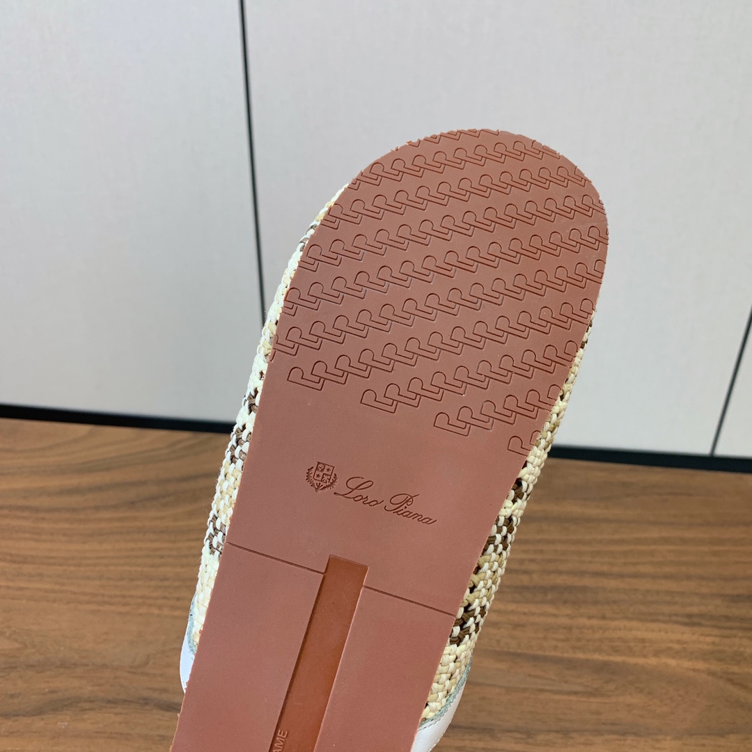 【Loro piana】勃肯拖鞋。极简的设计吸睛耐看，软乎乎的脚感质感出众。日常通行久穿不累哦。透气编织