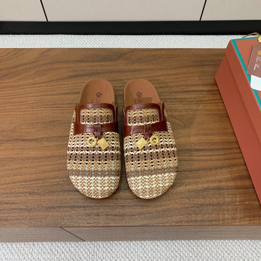 【Loro piana】勃肯拖鞋。极简的设计吸睛耐看，软乎乎的脚感质感出众。日常通行久穿不累哦。透气编织