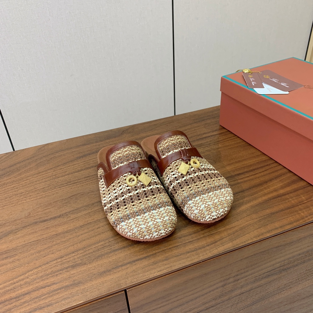 【Loro piana】勃肯拖鞋。极简的设计吸睛耐看，软乎乎的脚感质感出众。日常通行久穿不累哦。透气编织