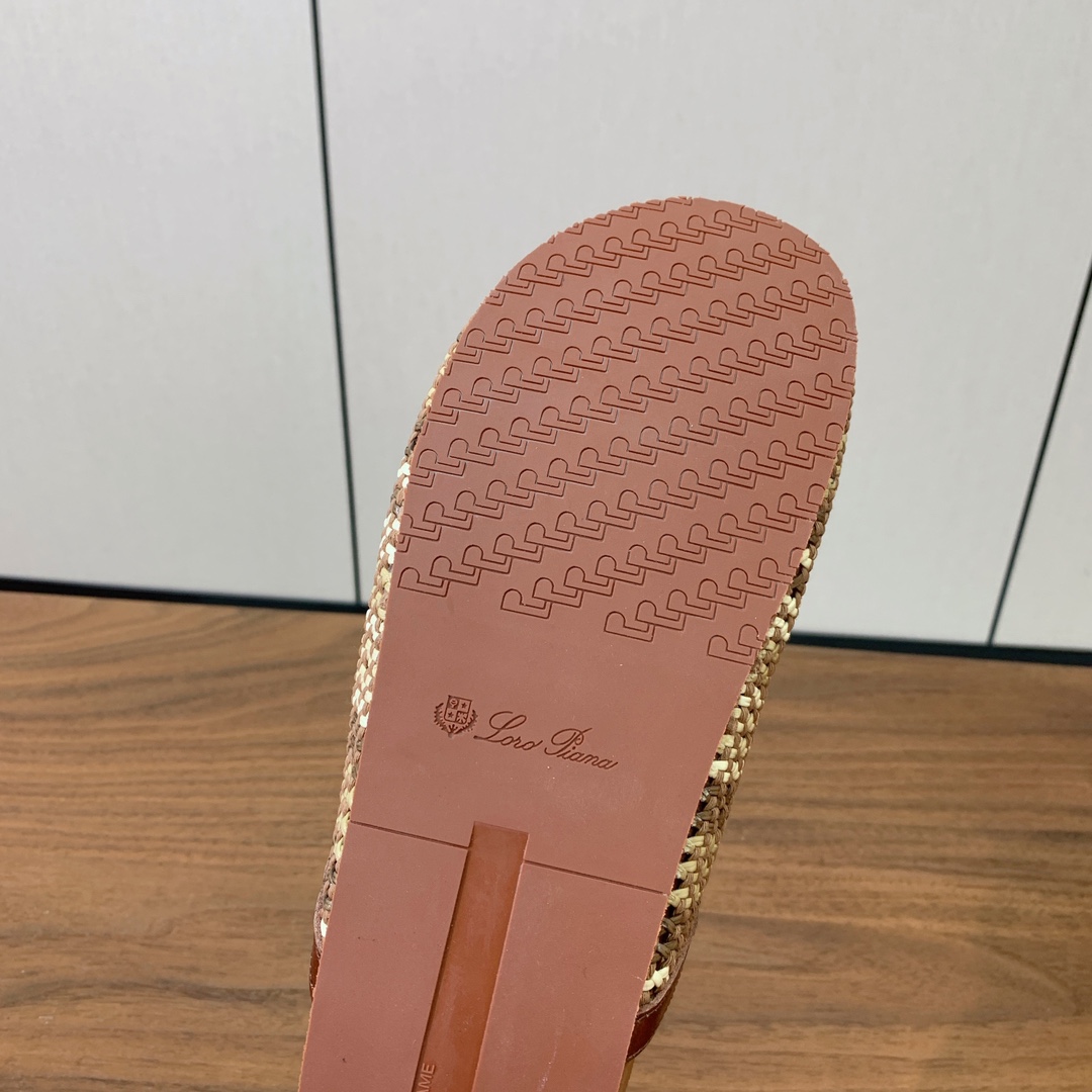 【Loro piana】勃肯拖鞋。极简的设计吸睛耐看，软乎乎的脚感质感出众。日常通行久穿不累哦。透气编织