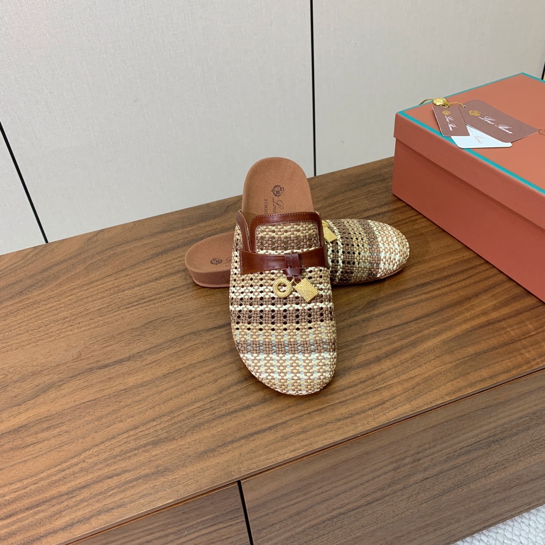 【Loro piana】勃肯拖鞋。极简的设计吸睛耐看，软乎乎的脚感质感出众。日常通行久穿不累哦。透气编织