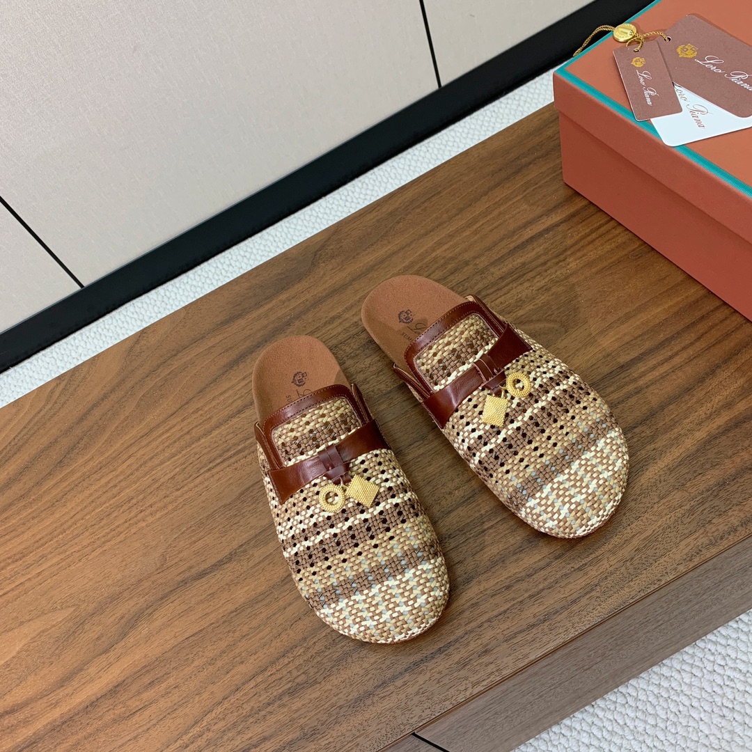 【Loro piana】勃肯拖鞋。极简的设计吸睛耐看，软乎乎的脚感质感出众。日常通行久穿不累哦。透气编织