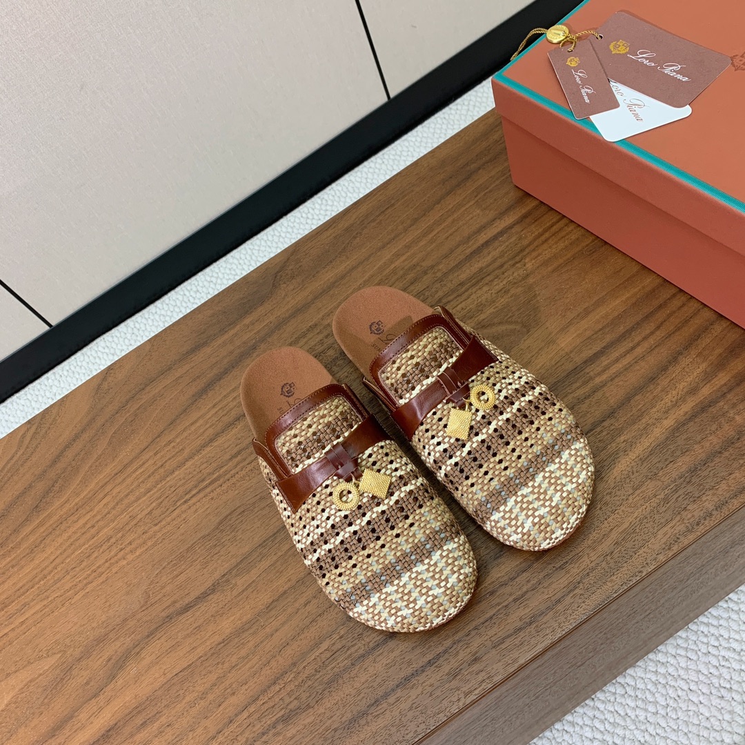 【Loro piana】勃肯拖鞋。极简的设计吸睛耐看，软乎乎的脚感质感出众。日常通行久穿不累哦。透气编织
