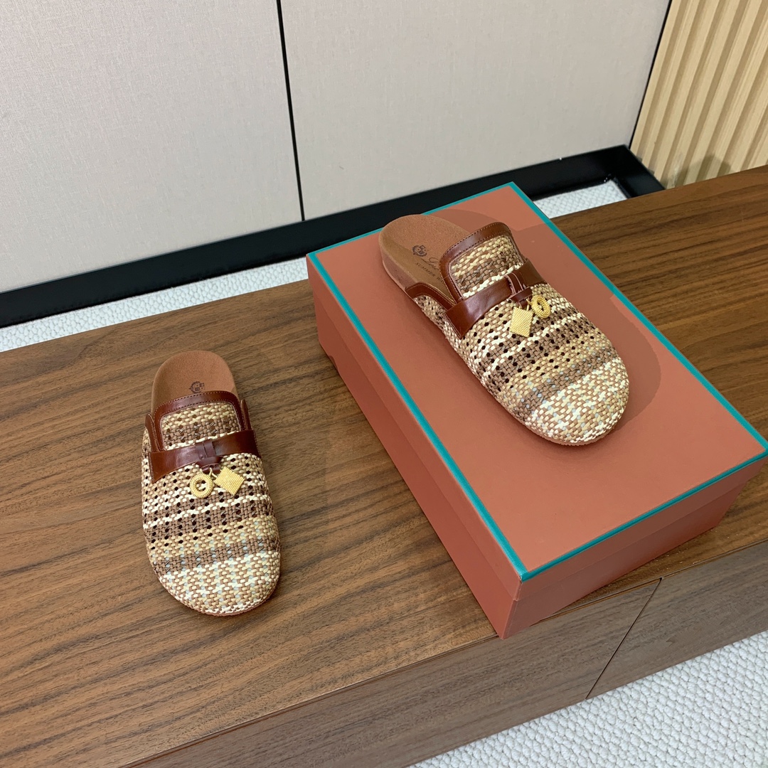 【Loro piana】勃肯拖鞋。极简的设计吸睛耐看，软乎乎的脚感质感出众。日常通行久穿不累哦。透气编织