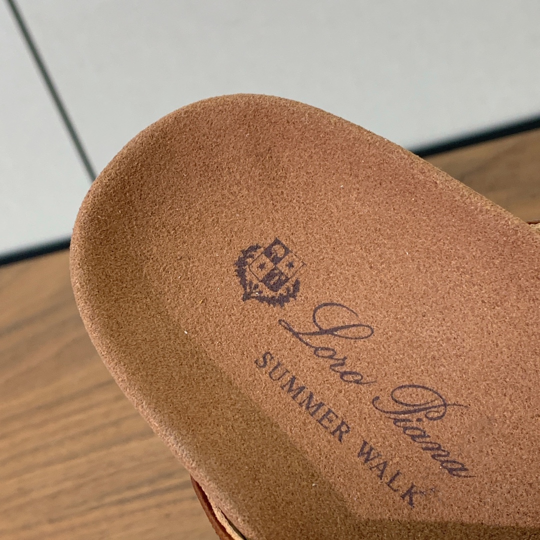 【Loro piana】勃肯拖鞋。极简的设计吸睛耐看，软乎乎的脚感质感出众。日常通行久穿不累哦。透气编织