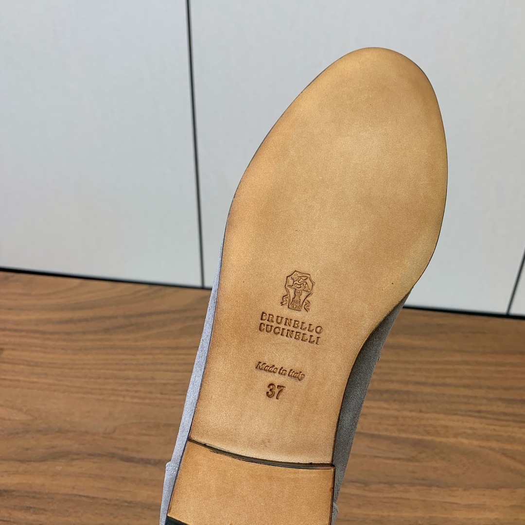 【Brunell* Cucinell*】新款乐福鞋。鞋面采用进口牛绒，纯手工串联珠链配饰！羊皮内里及垫脚
