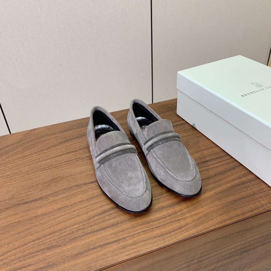 【Brunell* Cucinell*】新款乐福鞋。鞋面采用进口牛绒，纯手工串联珠链配饰！羊皮内里及垫脚